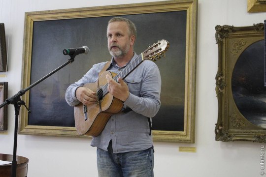 Презентация диска песен Владимира Сергеева на стихи Варламова Шаламова «Солнечная земля» прошла на поэтическом вечере «Я ценю тепло…»